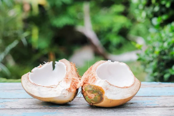 Tahta bir masada taze hindistan cevizi aç.