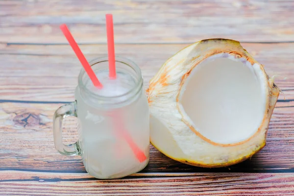 Coco Joven Bebida Coco Fresco Vaso Sobre Una Mesa Madera — Foto de Stock