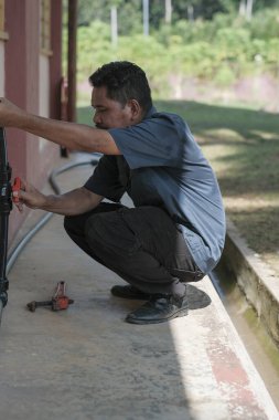 Tesisatçı yeni bir HDPE borusu yükle.