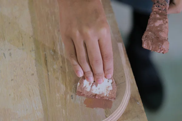 Giovane Falegname Abiti Lavoro Maschera Facciale Utilizzando Riempitivo Legno Nel — Foto Stock