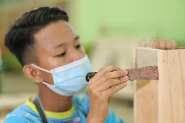 Jeune Menuisier Vêtements Travail Masque Facial Utilisant Bois Remplissage Dans — Photo