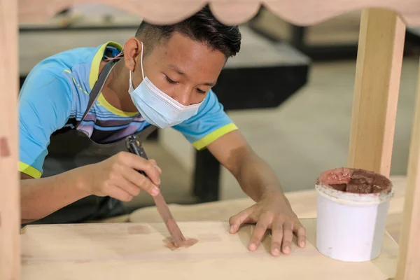 Jeune Menuisier Vêtements Travail Masque Facial Utilisant Bois Remplissage Dans — Photo