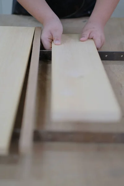 Timmerman Die Stukken Hout Met Lange Staafklem Lijm Verbindt — Stockfoto