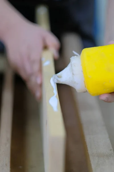 Timmerman Die Stukken Hout Met Lange Staafklem Lijm Verbindt — Stockfoto