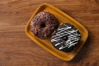 Tahta bir masada taze pişmiş donutlar.