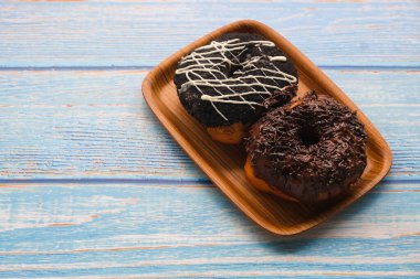 Tahta bir masada taze pişmiş donutlar.