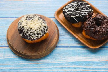 Tahta bir masada taze pişmiş donutlar.