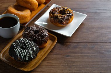 Tahta masada bir fincan kahveyle taze çörek..