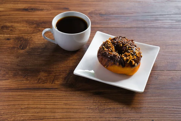 Tahta Masada Bir Fincan Kahveyle Taze Çörek — Stok fotoğraf