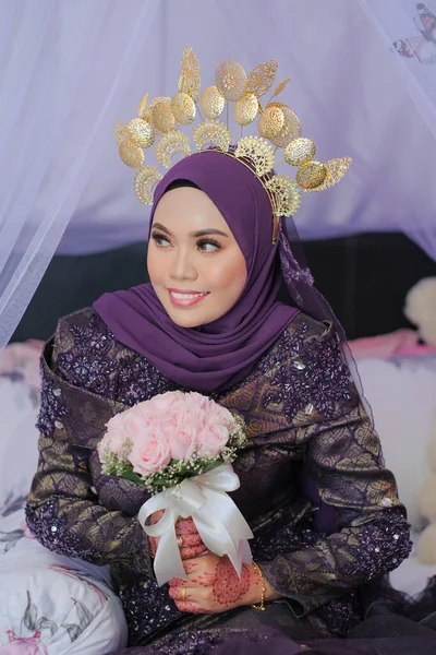 Nevěsta Sobě Fialové Malajsie Tradiční Tkaniny Póza Během Svatební Oslavy — Stock fotografie