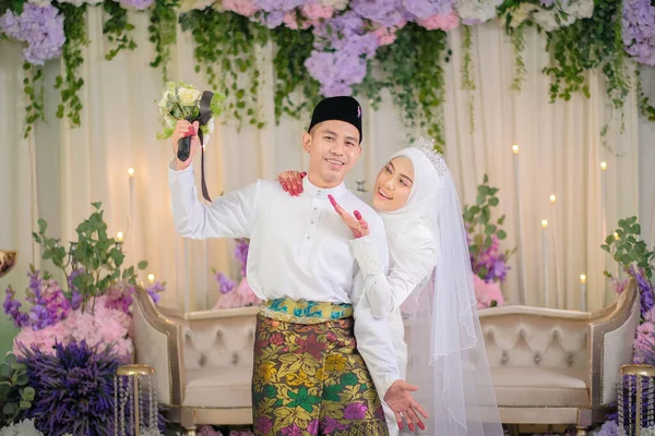 Indoor Shooting Für Die Malaiische Hochzeit Braut Und Bräutigam Tragen — Stockfoto