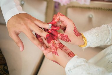 Malezyalı düğün çifti, eline yüzük takıyor. Seçici Odaklanma ve Sığ DOF.