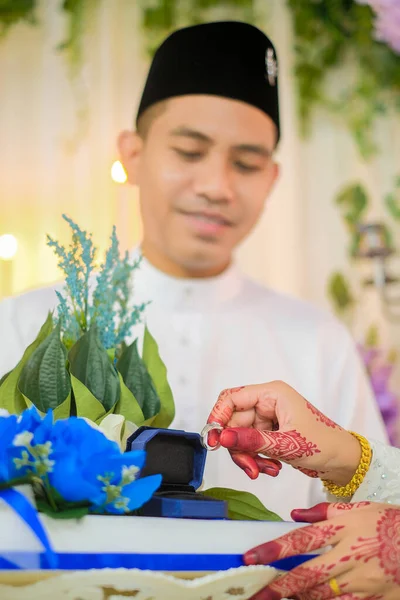 Maleis Bruiloft Paar Zetten Een Ring Aan Hand Selectieve Focus — Stockfoto