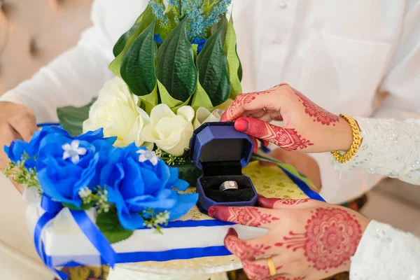 Malaiisches Hochzeitspaar Legt Einen Ring Die Hand Selektive Fokussierung Und — Stockfoto