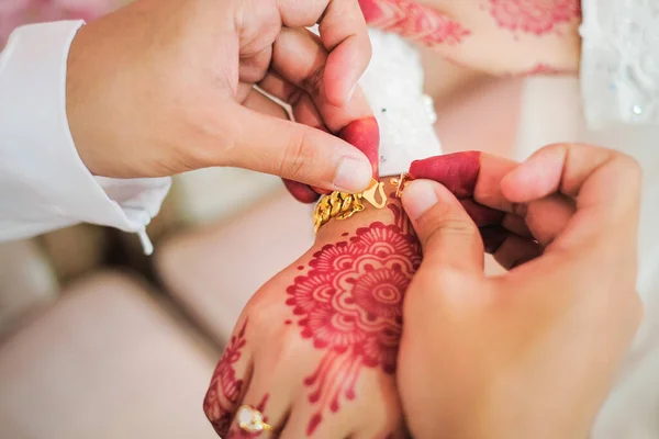 Bruidegom Heeft Bruidsarmband Aan Bruid Gegeven Tijdens Plechtigheid Familie Geluk — Stockfoto