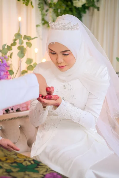 イスラム教徒の花嫁が厳粛さを得る マレー伝統結婚式 イスラムの結婚式で最も重要なことは 二カ式です — ストック写真
