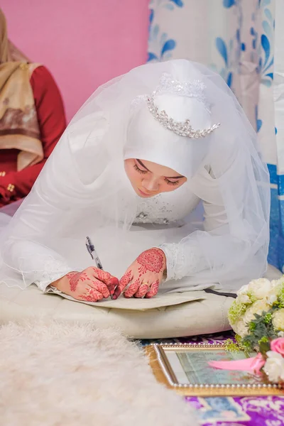 イスラム教徒の花嫁が厳粛さを得る マレー伝統結婚式 イスラムの結婚式で最も重要なことは 二カ式です — ストック写真