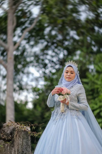 Huwelijksfotoshoot Bruid Draagt Baby Blauw Maleis Traditionele Doek Het Bos — Stockfoto