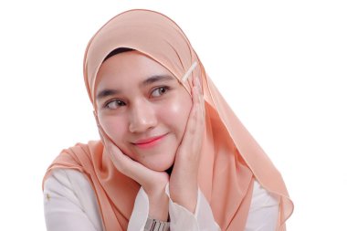 Genç güzel bir kadın güzel bir elbise giyer beyaz arka planda izole edilmiş farklı bir vücut dili gösterir. 