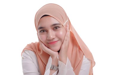 Genç güzel bir kadın güzel bir elbise giyer beyaz arka planda izole edilmiş farklı bir vücut dili gösterir. 