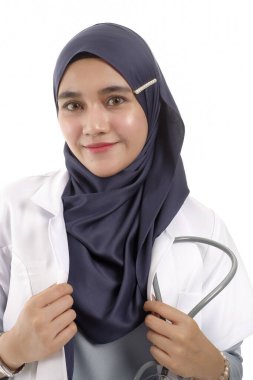 Beyaz arka planda izole edilmiş stetoskop tutan Muslimah doktoru.