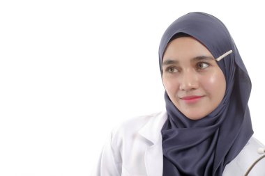 Güzel Asyalı Müslüman kadın modeli beyaz arka planda farklı bir ifadeyle poz veriyor..