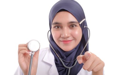 Güzel bir Muslimah doktoru beyaz arka planda izole edilmiş bir stetoskop tutuyor.