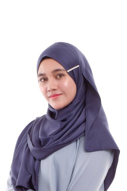 Güzel Asyalı Müslüman kadın modeli beyaz arka planda farklı bir ifadeyle poz veriyor..