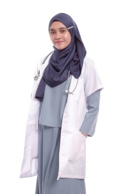 Güzel Asyalı Müslüman kadın modeli beyaz arka planda farklı bir ifadeyle poz veriyor..