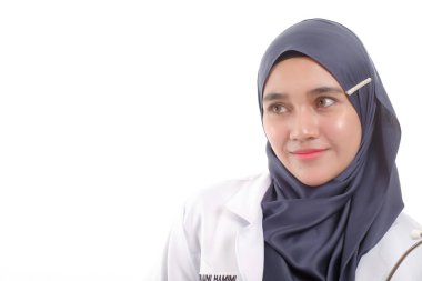 Güzel Asyalı Müslüman kadın modeli beyaz arka planda farklı bir ifadeyle poz veriyor..