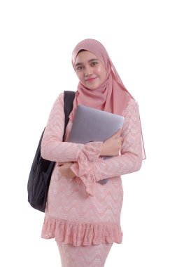 Başörtüsü gülüşü, çantası ve dizüstü bilgisayarı olan oldukça modern Asyalı kadın.