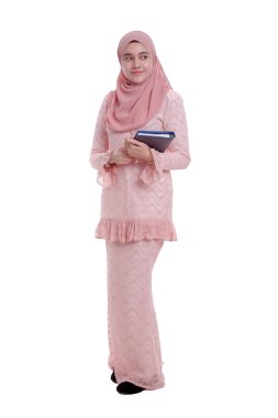 Başörtüsü takmış, gülümseyen ve kitap tutan oldukça modern bir Asyalı kadın..