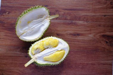 Ahşap zemin üzerinde taze Durian meyvesi