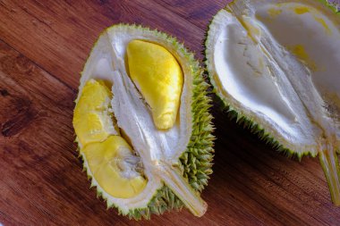 Ahşap zemin üzerinde taze Durian meyvesi