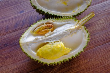 Ahşap zemin üzerinde taze Durian meyvesi
