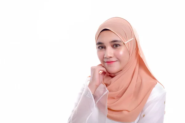 Wanita Muda Cantik Mengenakan Gaun Yang Indah Menunjukkan Bahasa Tubuh — Stok Foto