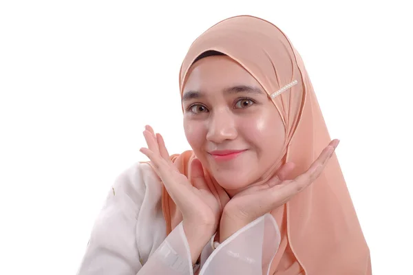 Wanita Muda Cantik Mengenakan Gaun Yang Indah Menunjukkan Bahasa Tubuh — Stok Foto