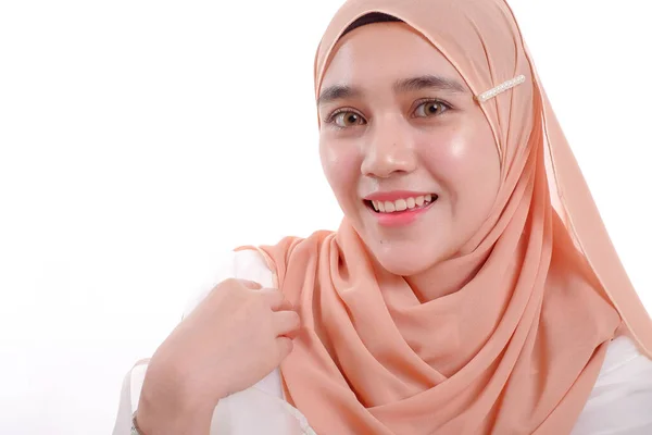 Wanita Muda Cantik Mengenakan Gaun Yang Indah Menunjukkan Bahasa Tubuh — Stok Foto