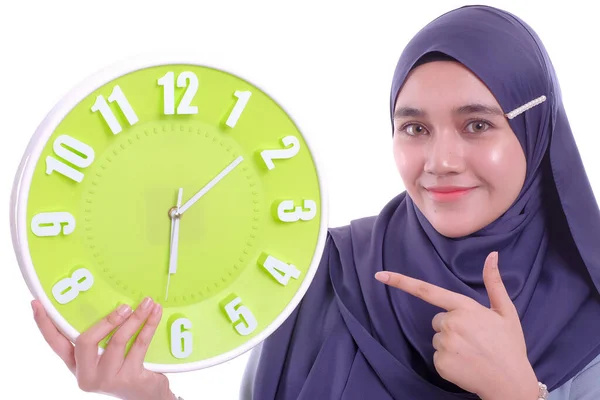 Schöne Junge Frau Einem Schleier Mit Einer Wanduhr Ihren Händen — Stockfoto