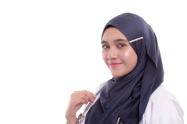 Dokter Muslim Cantik Yang Memegang Stetoskop Terisolasi Dengan Latar Belakang — Stok Foto