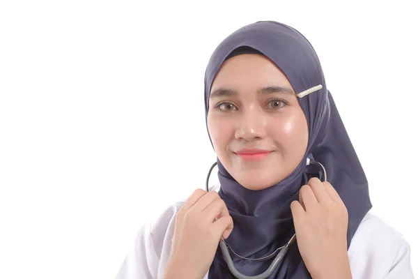 Vacker Muslimah Läkare Som Håller Ett Stetoskop Isolerat Vit Bakgrund — Stockfoto