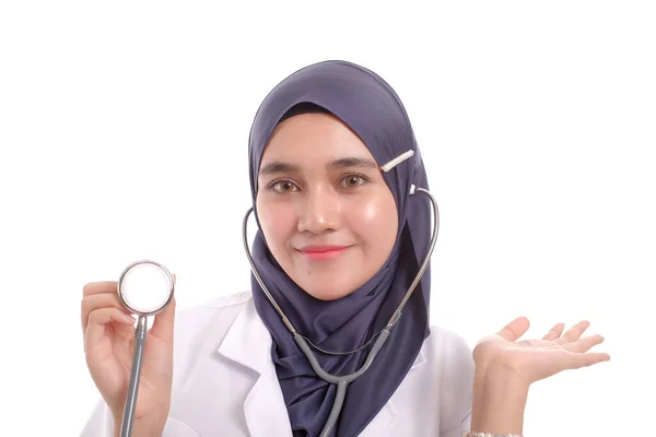 Dokter Muslim Cantik Yang Memegang Stetoskop Terisolasi Dengan Latar Belakang — Stok Foto