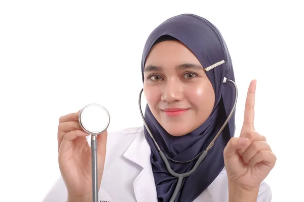 Magnifique Médecin Muslimah Tenant Stéthoscope Isolé Fond Blanc — Photo