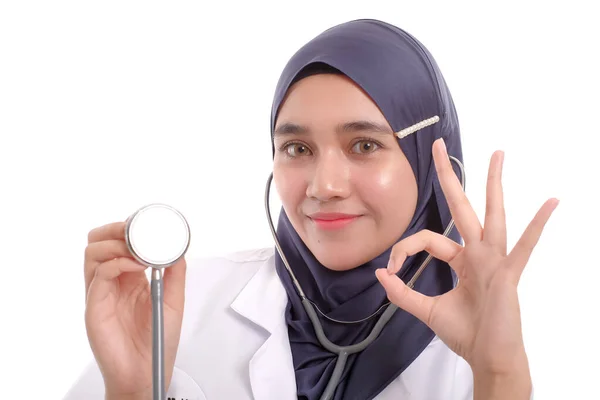Krásný Muslimský Lékař Drží Stetoskop Izolované Bílém Pozadí — Stock fotografie