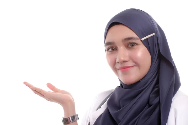 Model Wanita Muslim Asia Yang Cantik Berpose Dengan Latar Belakang — Stok Foto