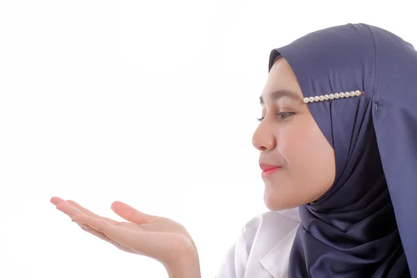 美しいアジアのイスラム教徒の女性モデルのポーズの白い背景に異なる式 — ストック写真
