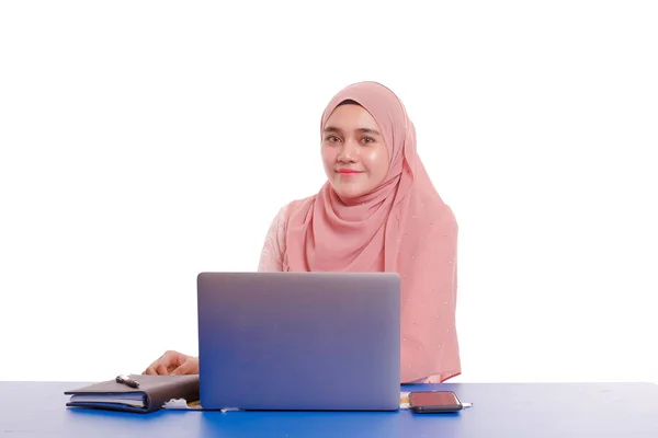 Όμορφη Νεαρή Γυναίκα Φορώντας Μαντίλα Μπροστά Από Την Αναζήτηση Laptop — Φωτογραφία Αρχείου