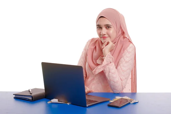 Flot Ung Kvinde Iført Hijab Foran Laptop Søgning Gøre Kontorarbejde - Stock-foto