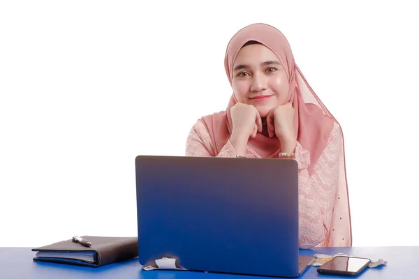 漂亮的年轻女性 头戴头巾 站在笔记本电脑前搜索和做办公室工作 有着不同的面部表情 在办公室 金融和工作站的概念中都是孤立的 — 图库照片