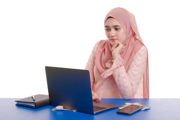 Красивая Молодая Женщина Носящая Хиджаб Перед Поиском Ноутбука Выполняющая Офисную — стоковое фото